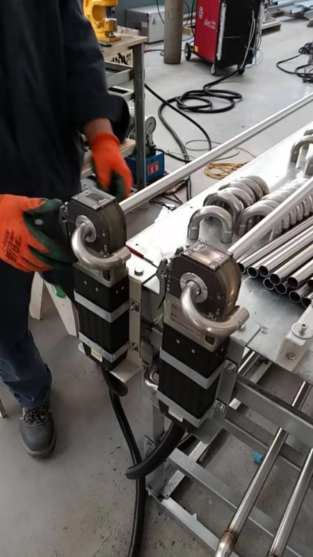 Automatic steel tube welding machine